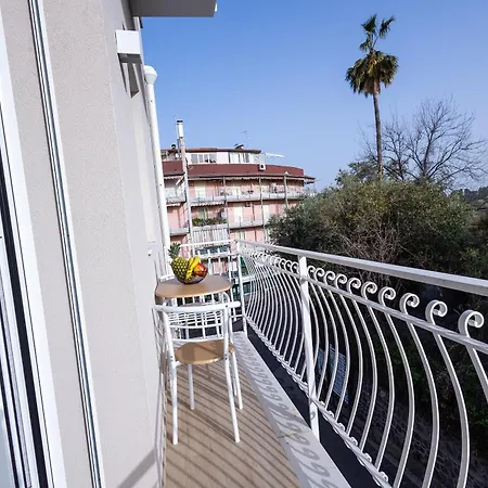 Apartment Perla Sul Mare - A 50m Dalla Con Wi-fi & Parcheggio Giardini Naxos